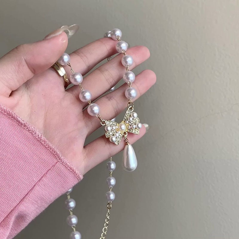 Graceful Pearl Necklace with Teardrop Pendant