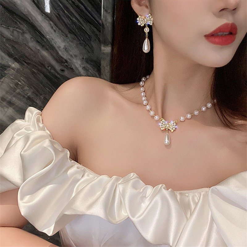 Graceful Pearl Necklace with Teardrop Pendant