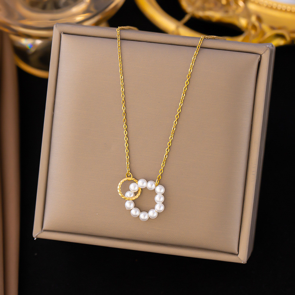 Elegant Pearl and Gold Necklace